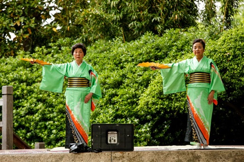 two Japanese performers in traditional dress