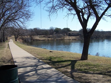 Oakland Lake shelter and lake