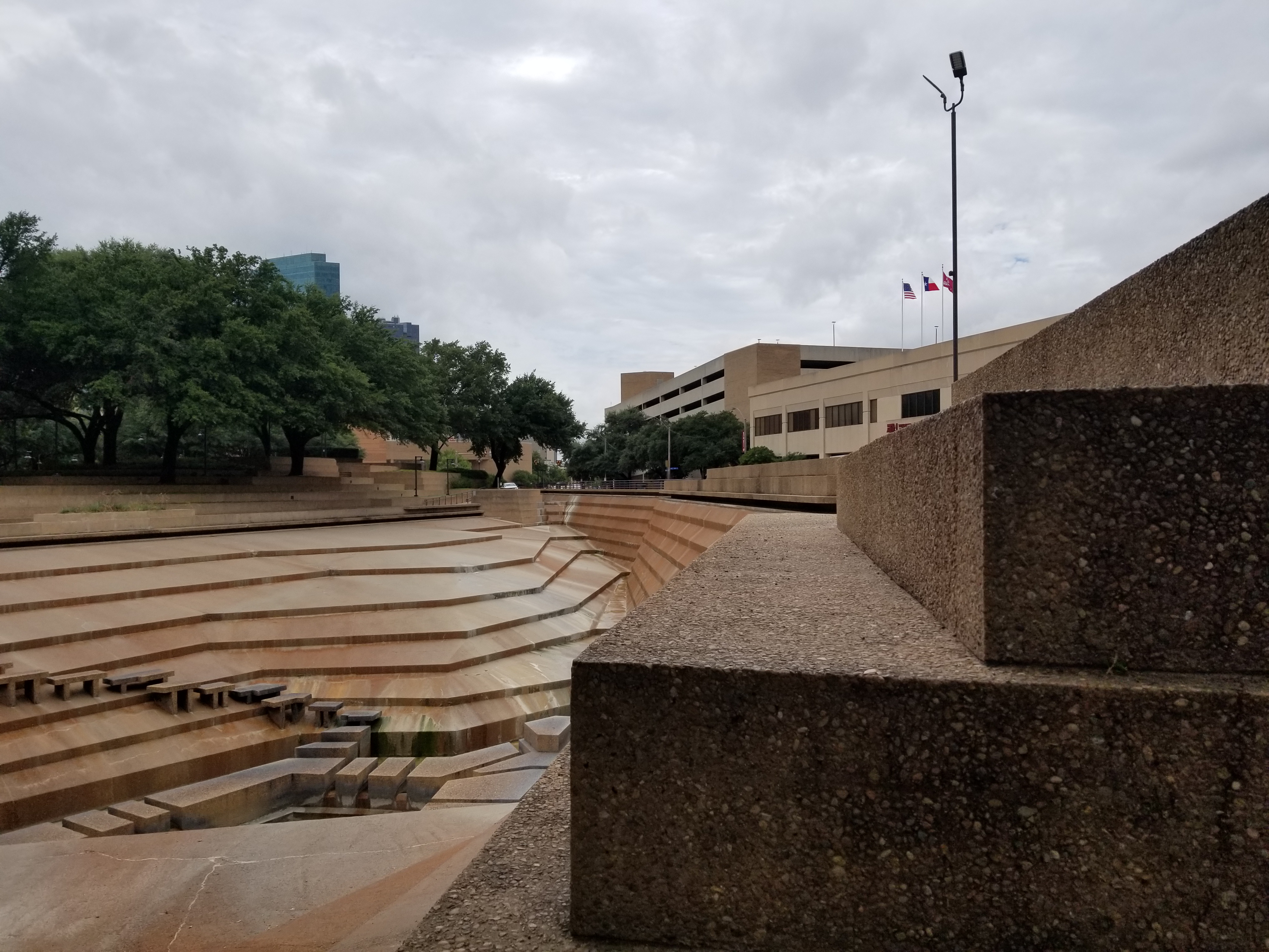 are dogs allowed at the fort worth water gardens