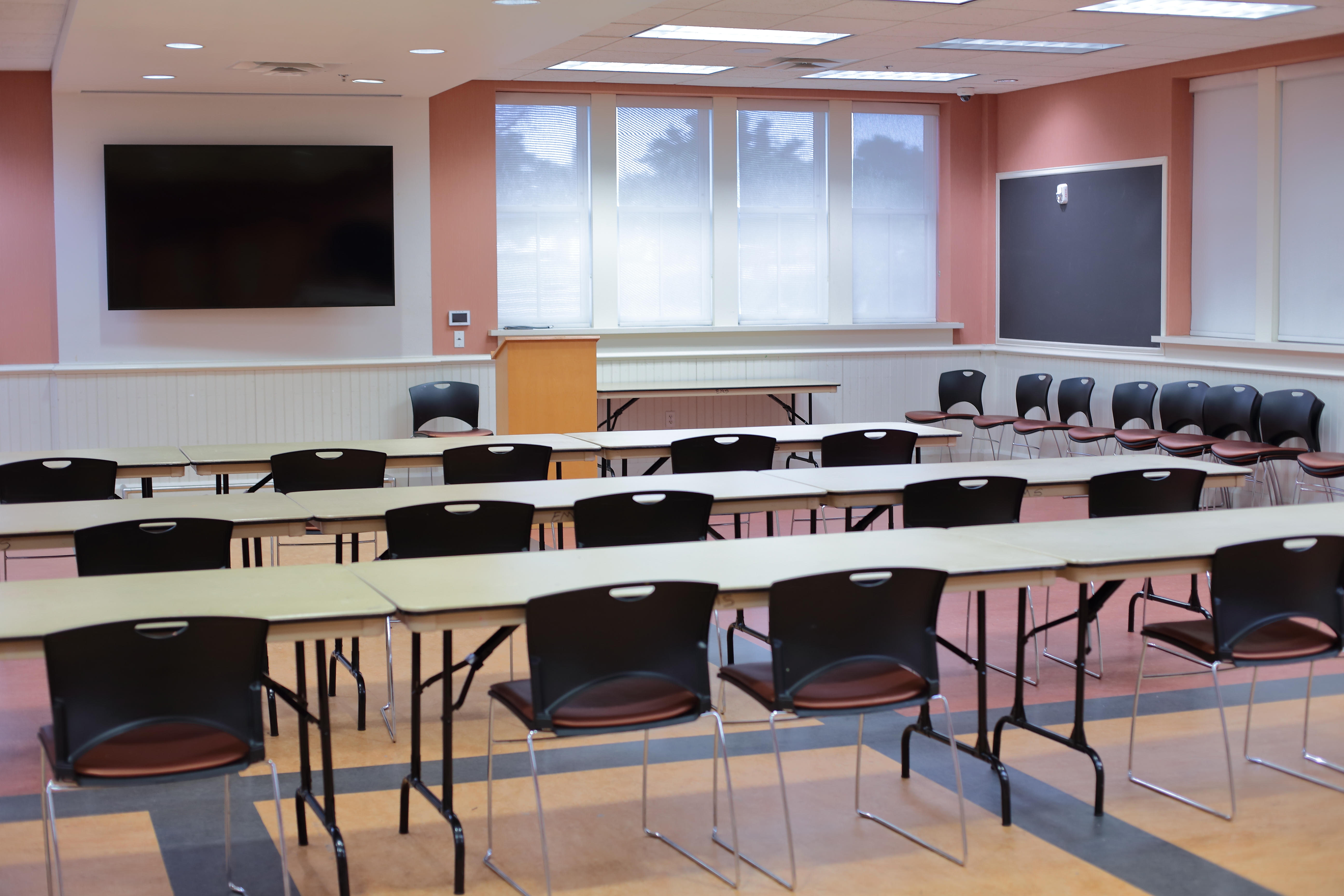 photo of shamblee meeting room showing screen, table and chairs