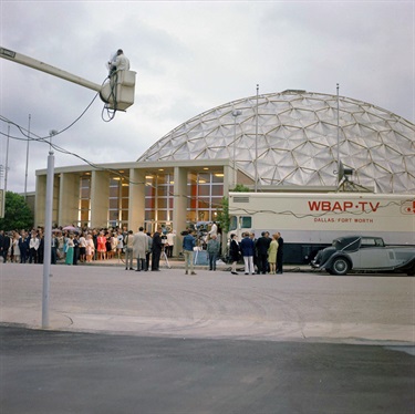 A large crowd, reporters, cameramen with tripods and a WBAP-TV truck at the 1969 world premiere of “Hello, Sucker,