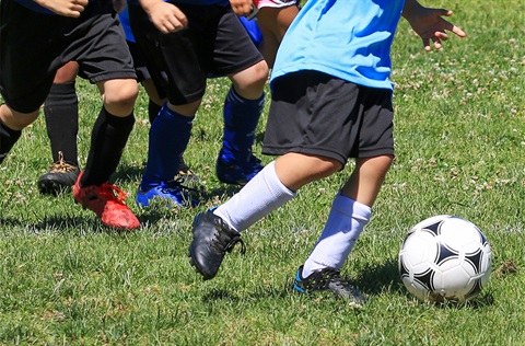 kids-playing-soccer