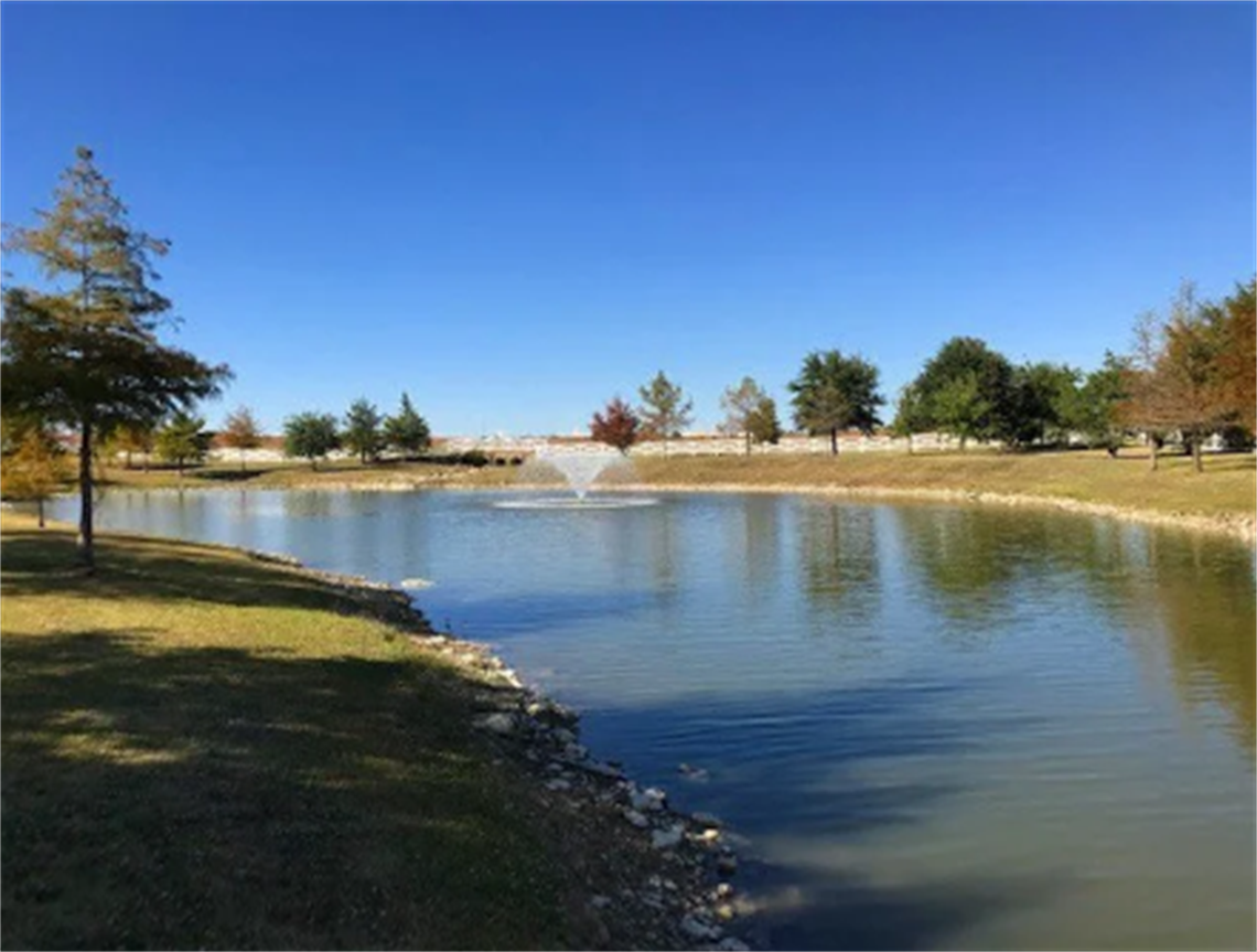 Photo of a lake with a fountain